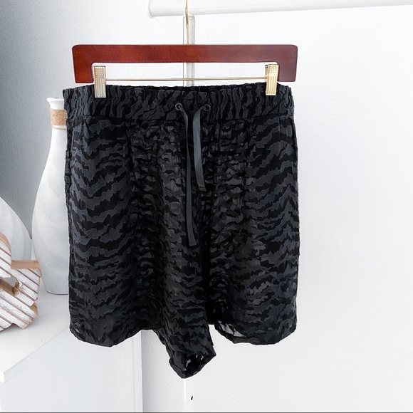 Good American Lush Sheer Zebra Running Shorts 2XL - Picture 7 of 10